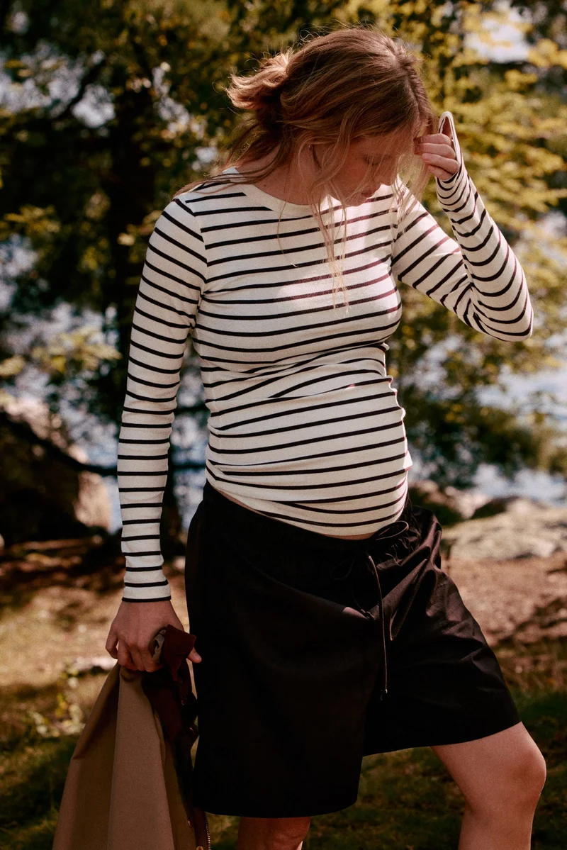 اتش اند ام بلوزة من تشكيلة ماما من الجيرسيه المرن